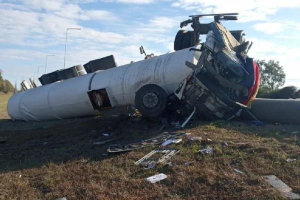 Murió al despistar y volcar su camión en la Autopista Córdoba-Rosario