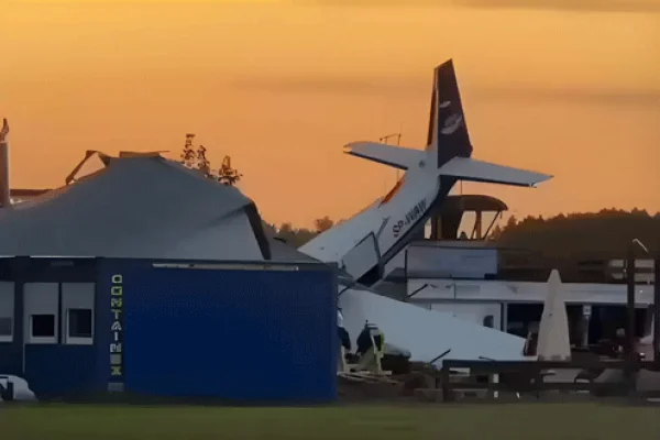 Polonia: fatal accidente de una avioneta que cayó en picada y se incrustó en un hangar