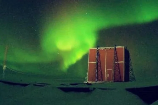 Una aurora austral tiñó de verde el cielo de la Antártida Argentina
