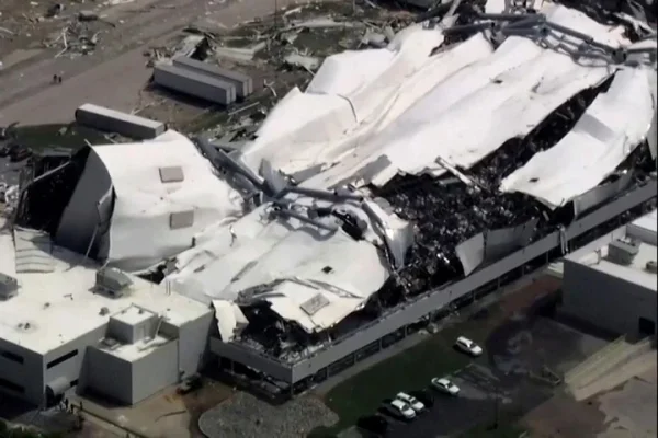 Un poderoso tornado destruyó una de las fábricas más importantes de Pfizer y advierten por “escasez a largo plazo” de medicamentos