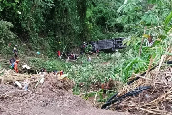 Colombia: 9 personas murieron y otras 25 resultaron heridas tras la caída de un colectivo a un precipicio