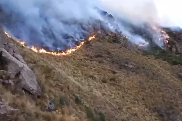 Capilla del Monte: reanudan el combate del incendio forestal cerca del Uritorco