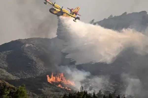 Incendios en Grecia: Un avión cisterna se estrelló mientras luchaba contra las llamas