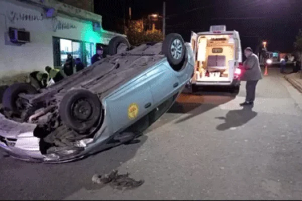 Un taxista se descompensó en Catamarca mientras manejaba y terminó volcando