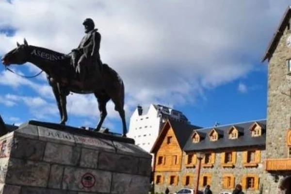 La remoción de la estatua de Roca en Bariloche generó críticas del arco opositor