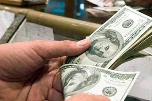 La cotización del dólar cedió a $551 luego del récord