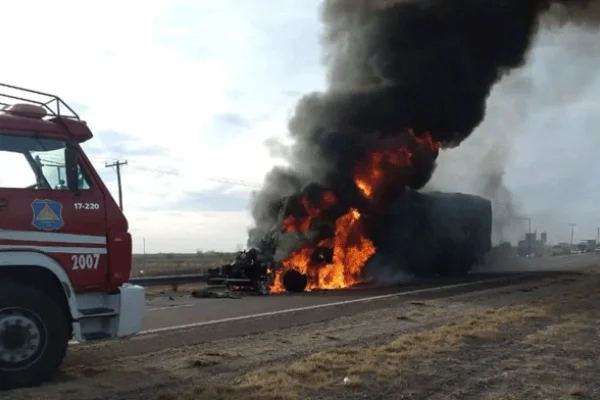 Chocaron dos camiones en Mendoza, uno de ellos se incendió y los conductores se salvaron de milagro