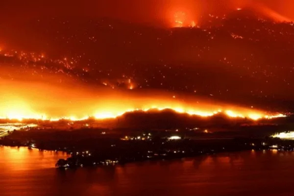Ordenan evacuación en una ciudad del oeste de Canadá por incendio forestal que se extiende desde EEUU
