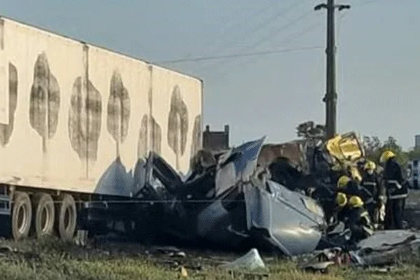Tragedia en Corrientes: dos muertos tras el choque frontal entre dos camiones