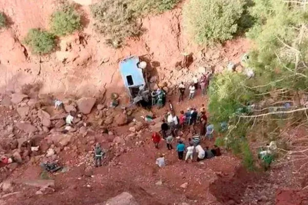 Murieron 24 personas en un vuelco de minibús en Marruecos