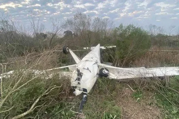 Impactante: una avioneta se precipitó a los pocos minutos de despegar y hubo dos heridos