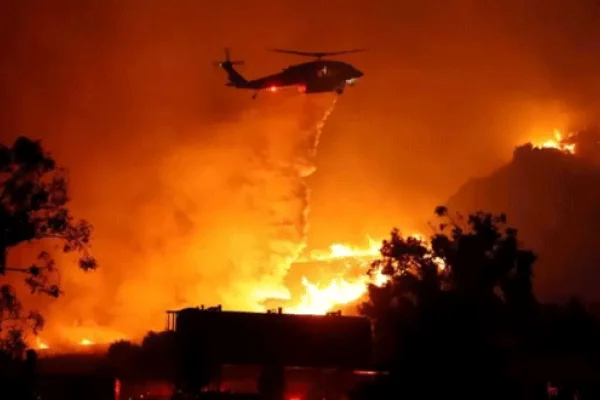Trágico: chocaron dos helicópteros que combatían un incendio y tres personas murieron