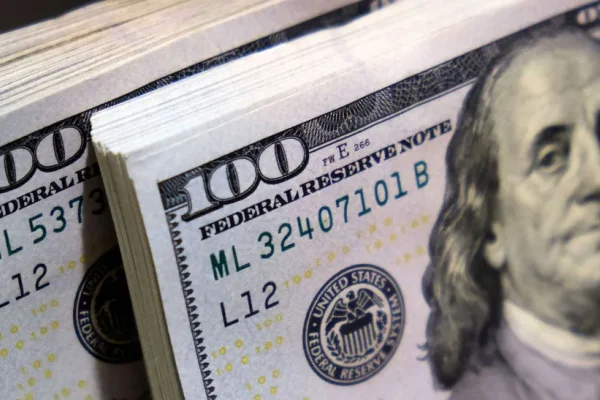 El dólar blue marcó un nuevo récord y cerró a $602