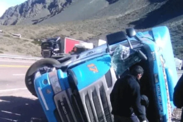 Un camionero quedó grave tras chocar contra un cerro en Mendoza