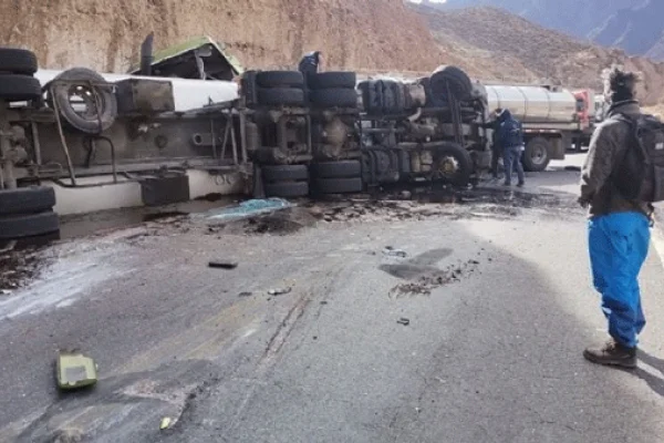 Grave accidente entre camiones: un muerto, derrame y tránsito cortado en el paso a Chile