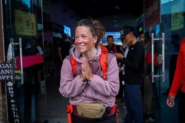 Tragedia en altura: el sherpa de una montañista murió y ella siguió escalando para hacer un récord
