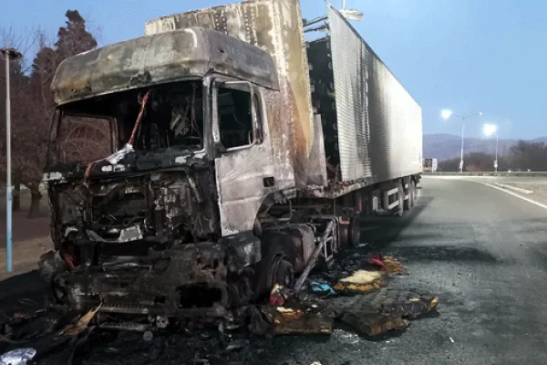Un camión brasileño se prendió fuego tras una falla en los frenos
