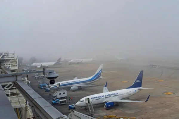 Por las tormentas eléctricas, hubo más de 130 vuelos afectados en Aeroparque y Ezeiza