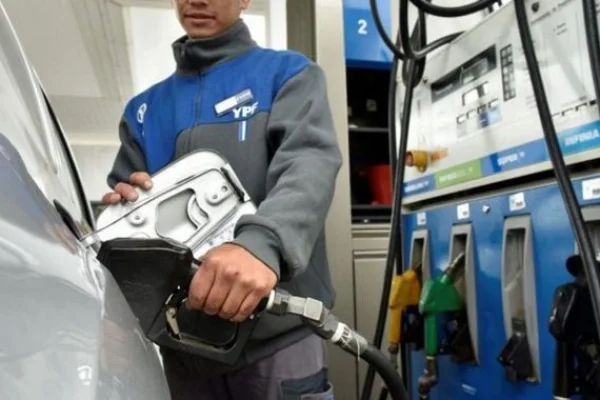 YPF subió sus combustibles y el Gobierno congeló los precios hasta fines de octubre