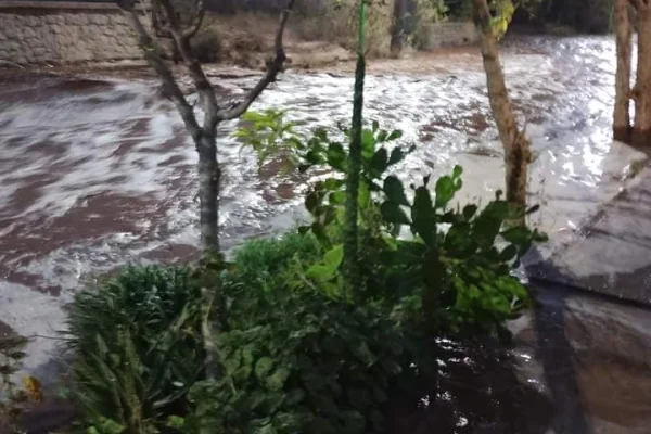 Villa Unión: Se rompió una represa y arrasó con vehículos en las calles