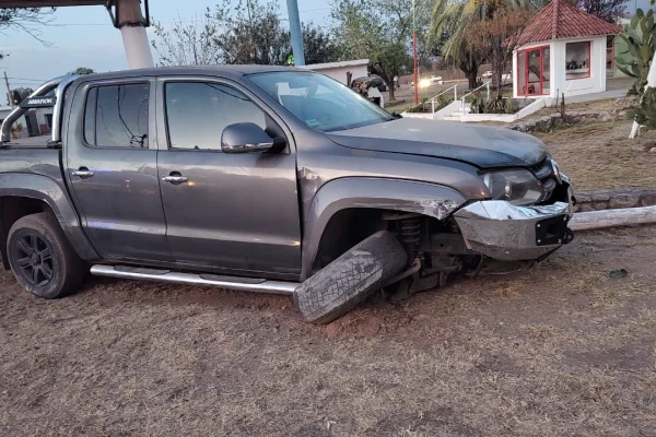 Un conductor alcoholizado estrelló su camioneta contra un poste