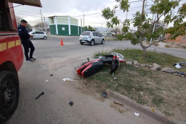 Un motociclista con lesiones tras chocar con un auto estacionado
