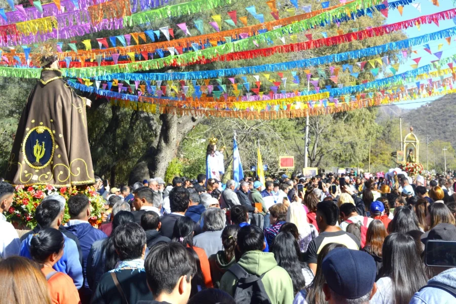 Una multitud en la Procesión por San Francisco Una multitud en la Procesión por San Francisco