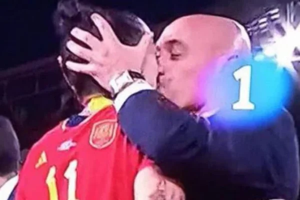 Polémica: directivo del fútbol español besó sin consentimiento a una jugadora