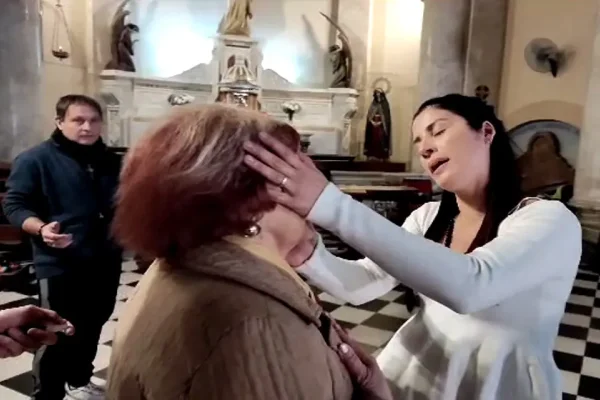 Quién es Leda, la mujer que afirman que cura con imposición de manos en la Catedral de Rosario