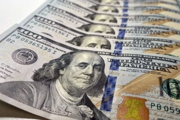 El dólar blue volvió a subir: trepó $8 y llegó a $735