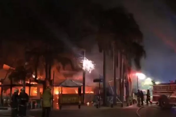 Un impresionante incendio arrasó un reconocido bar de Rosario