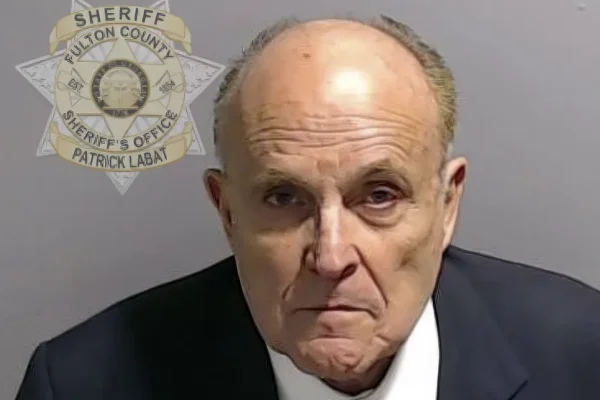 El excalcalde de Nueva York Rudy Giuliani se entregó por acusaciones de delitos electorales