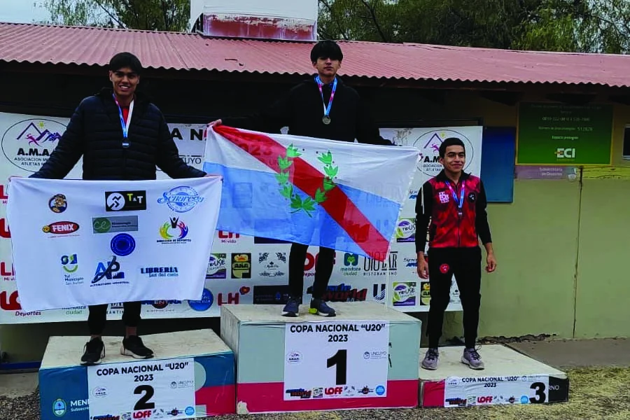 Leonel Cuenca, campeón en Salto con Garrocha.