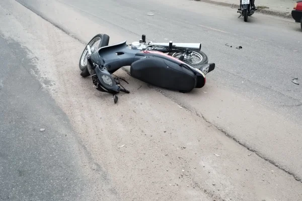 Un motociclista terminó inconsciente al caer del rodado