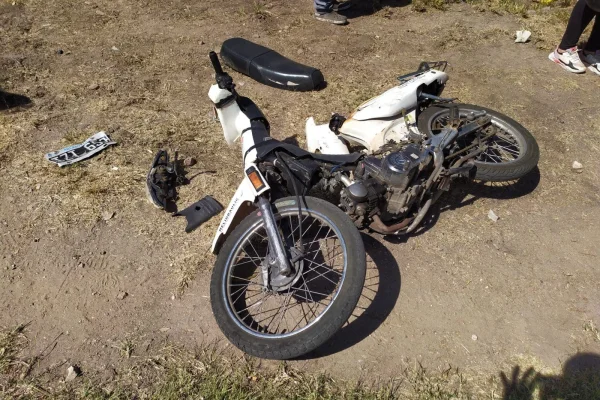 Un hombre herido tras fuerte impacto entre una moto y una camioneta