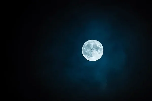 Se viene la superluna azul para terminar agosto mirando el cielo nocturno