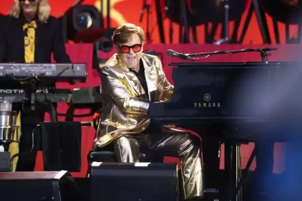 Elton John sufrió una caída y tuvo que ser internado en Niza