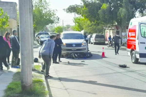 Dos motociclistas heridos tras chocar con una camioneta
