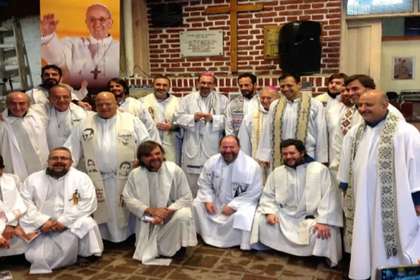 Los curas villeros realizarán una misa en apoyo al Papa Francisco tras los ataques de Javier Milei