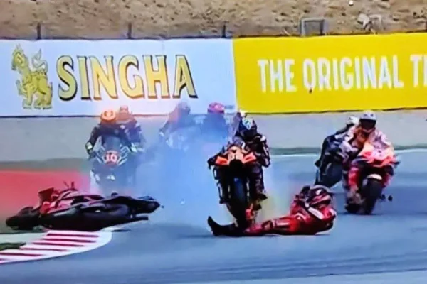 Terrible accidente en MotoGP: se cayó el líder y un rival lo pasó por encima