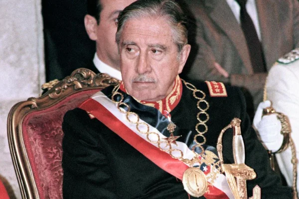 El Presidente retiró dos condecoraciones que se le habían dado al dictador Pinochet