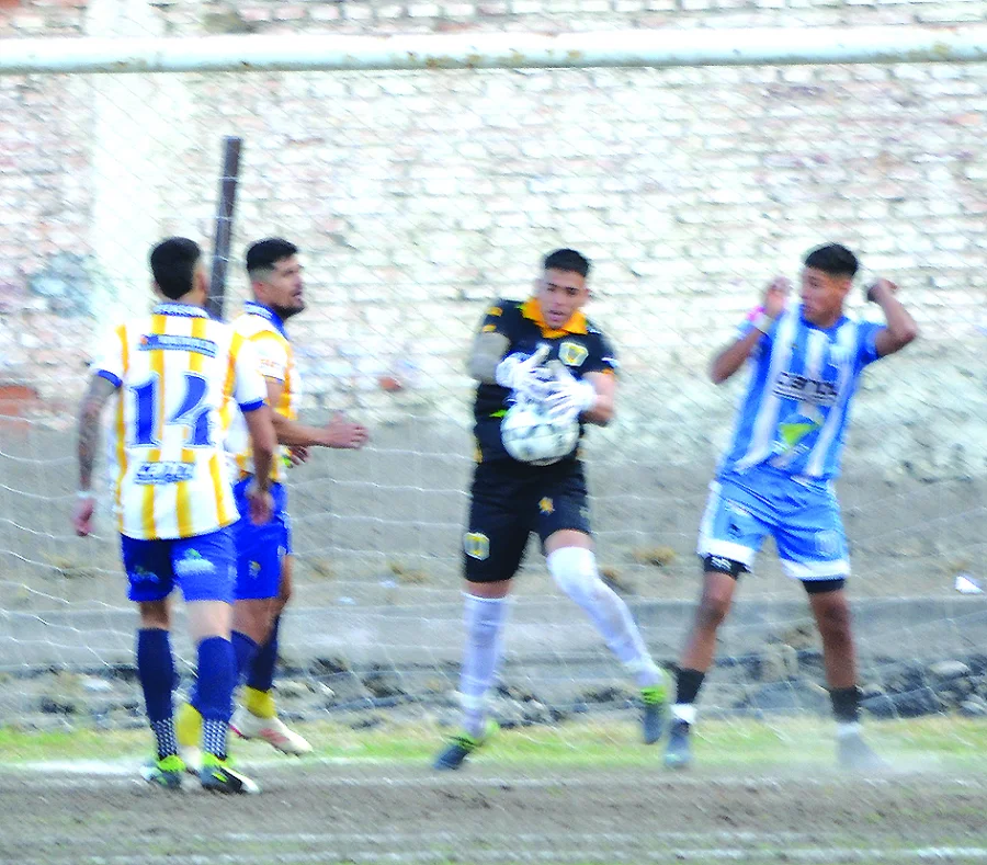 La jugada de la polémica. El árbitro anuló el gol de Racing por presunta falta sobre Morichi.
