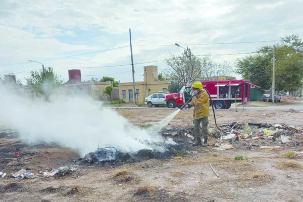 Bomberos controlaron un incendio por quema de basura