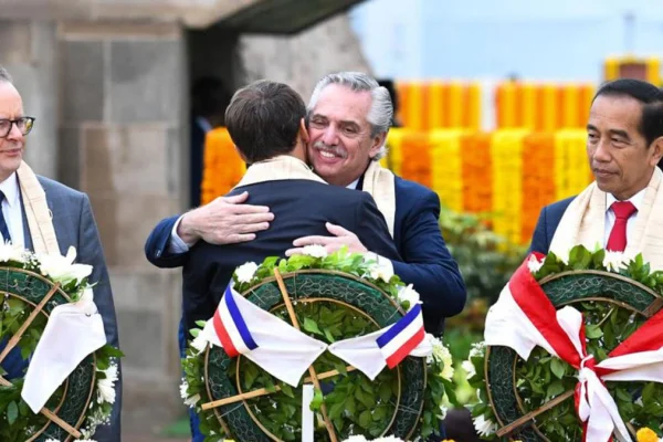 Alberto Fernández junto a líderes del G20: homenaje a Gandhi, descalzos, con flores y estolas rosas