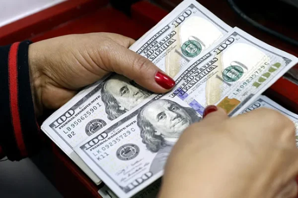 El dólar blue subió $10 en el arranque de la semana y cerró a $717