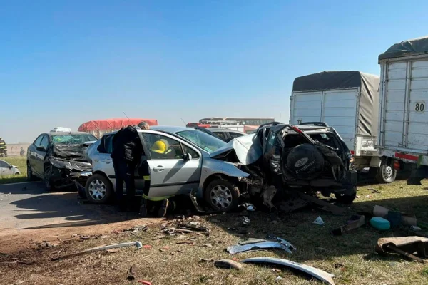 Un choque en cadena de 30 vehículos dejó un muerto y varios heridos en la autopista Rosario-Córdoba