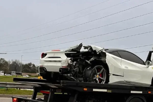 Una Ferrari valuada en más de 500 mil dólares chocó en Panamericana