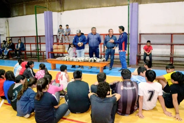 Entregan elementos deportivos a la escuela municipal de Handball