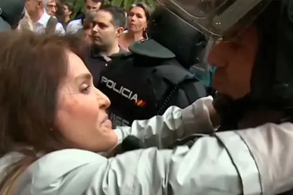 Un policía denunció a una mujer que lo besó en la boca sin su consentimiento