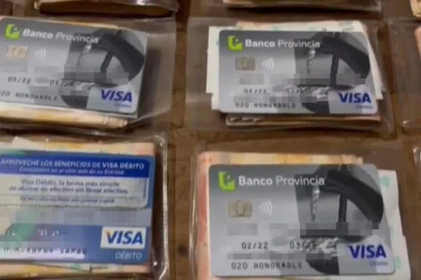 Escándalo en la Legislatura bonaerense: detienen a un puntero del PJ que usaba las tarjetas de los empleados